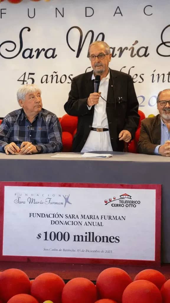 Integrantes de la fundacion dando un discurso con el cartel que muestra la dondacion realizada por un monto total de 1 millon de pesos argentinos