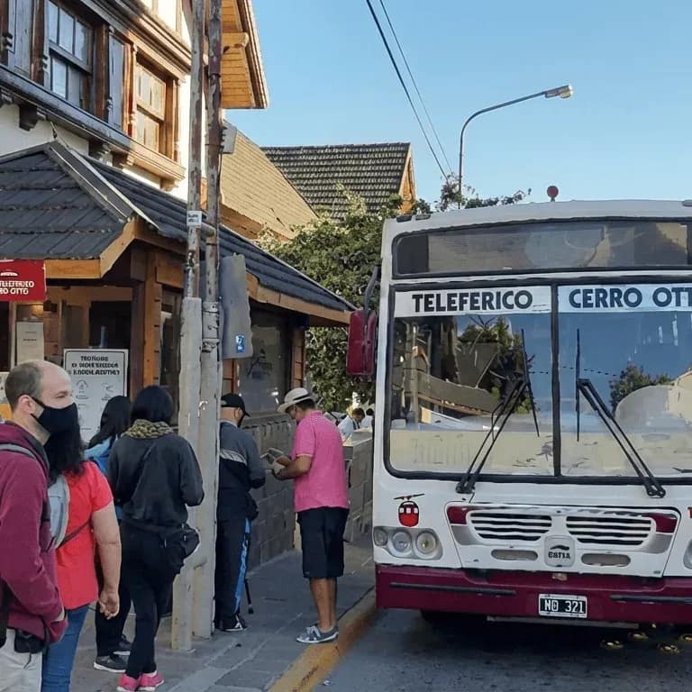 Pasajeros ascendiendo al bus de Teleférico en la cabaña del centro de la ciudad de San Carlos de Bariloche