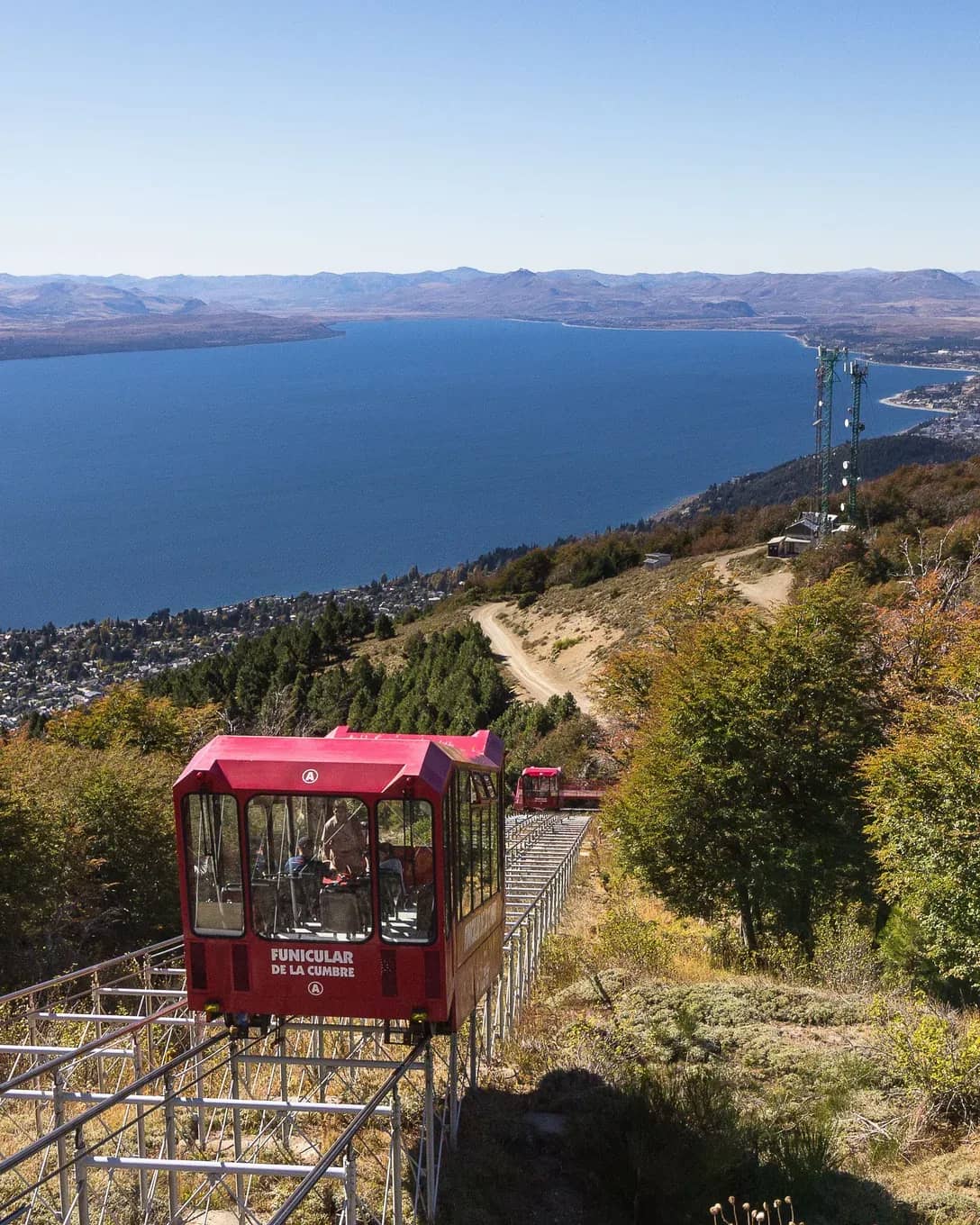 Vista de frente del funicular ascendiendo con el lago Nahuel Huapi de fondo